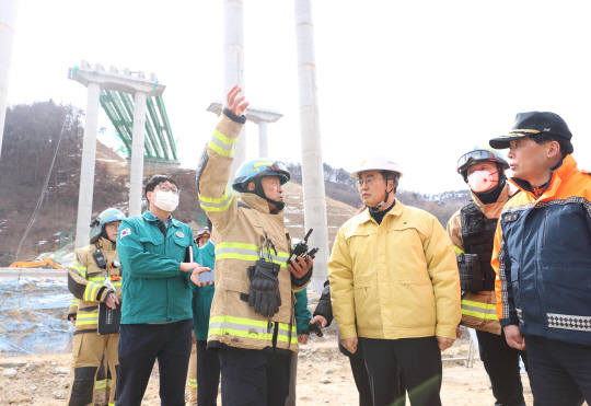 25일 낮 12경 사고현장에 도착한 김동연 지사/사진제공=경기도